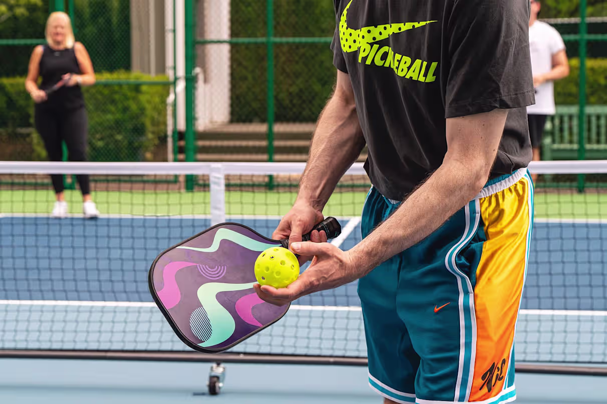 🌍 Ghidul Suprem de Pickleball: Istorie, Reguli, Tehnici și Sfaturi pentru Începători și Avansați