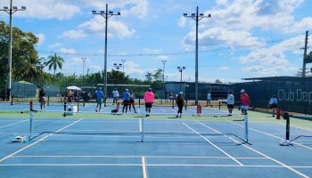 teren-pickleball-jucatori